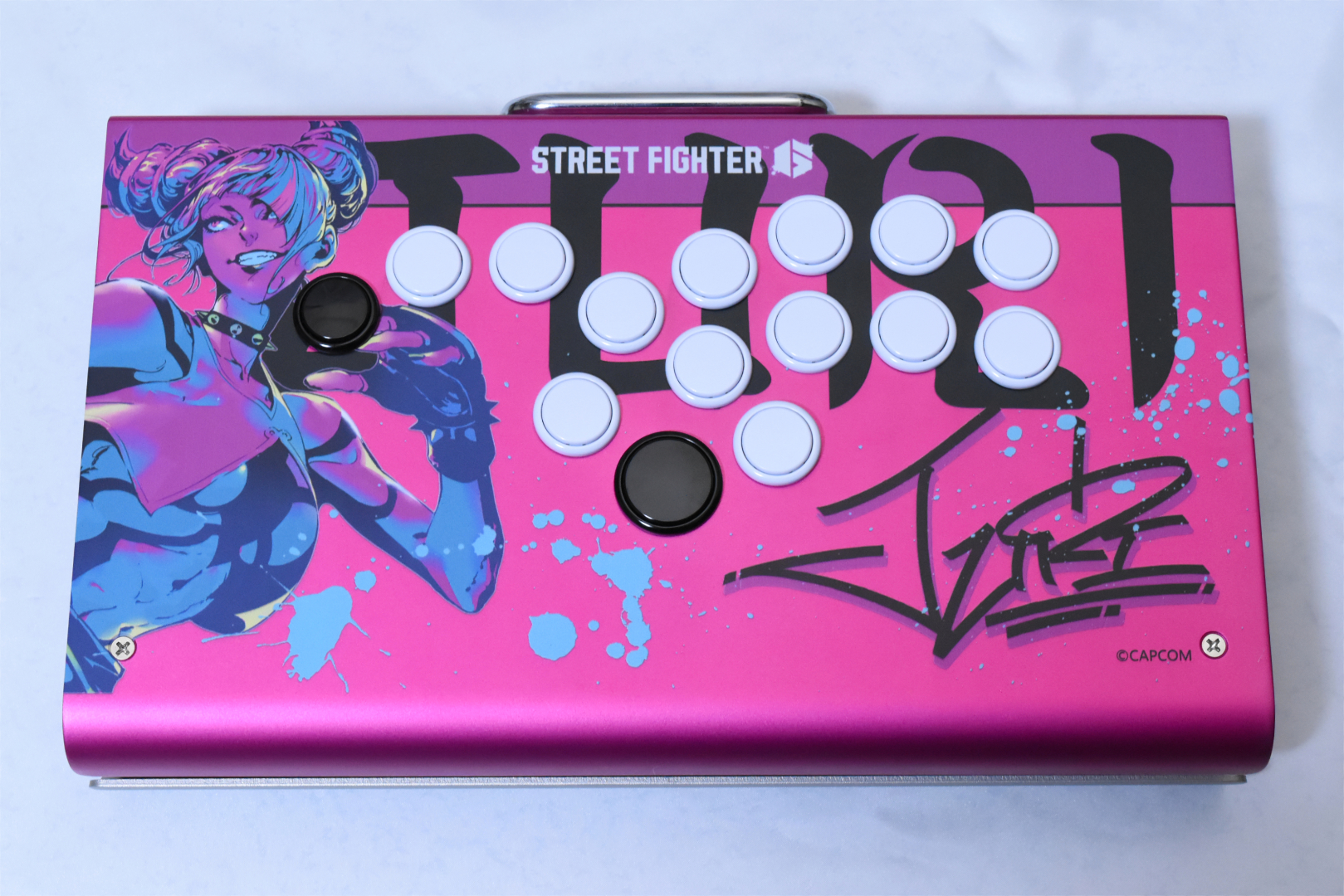 ジュリのコラボ天板を装着してみた。キャラクター名やインクの飛沫のデザインがカッコ良さを際立たせている。他のキャラの天板もぜひ出してもらいたい