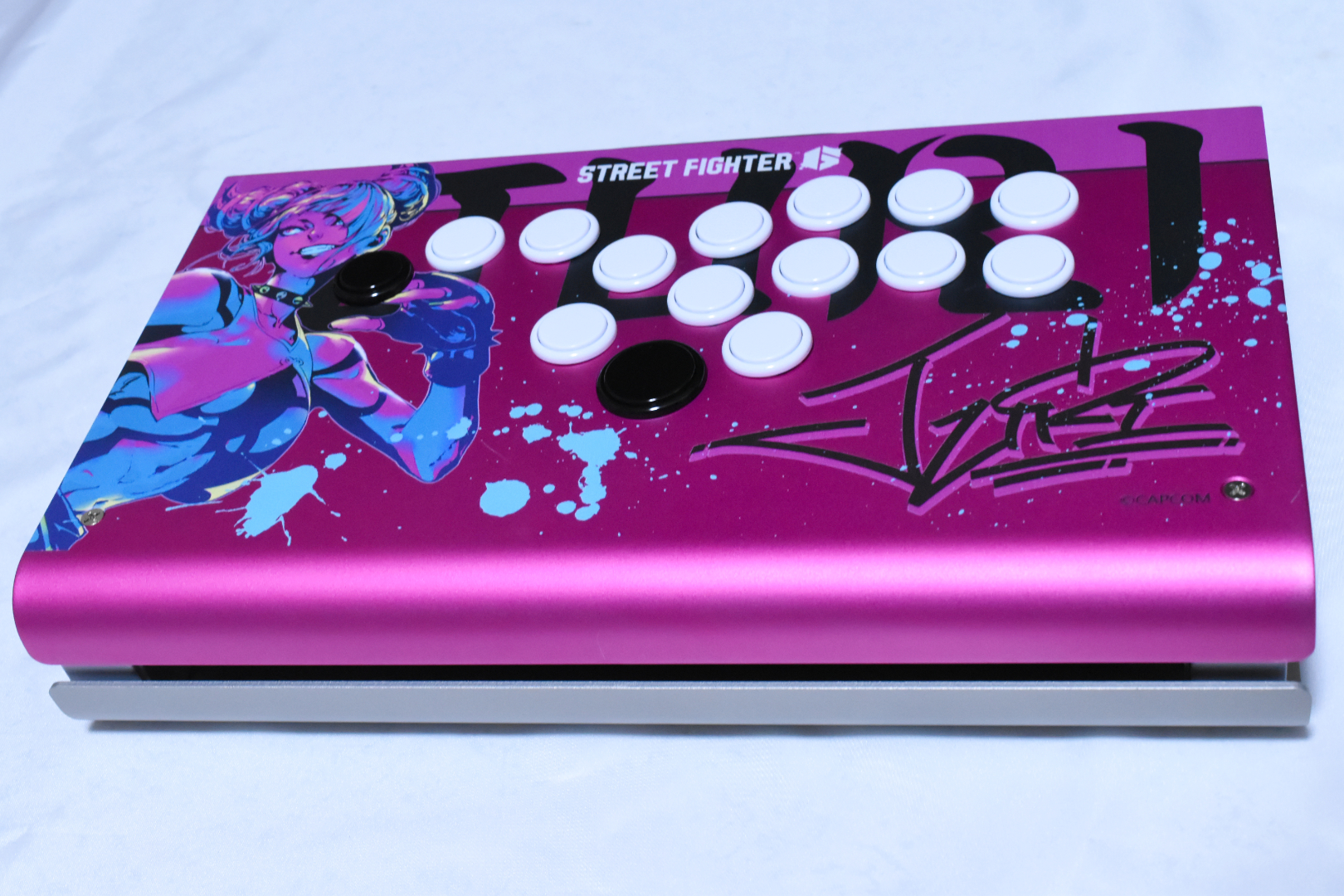 ジュリのコラボ天板を装着してみた。キャラクター名やインクの飛沫のデザインがカッコ良さを際立たせている。他のキャラの天板もぜひ出してもらいたい