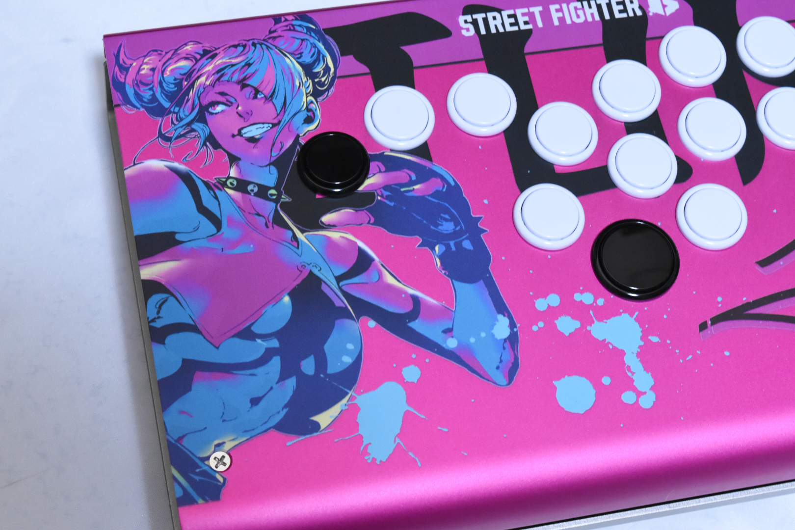 ジュリのコラボ天板を装着してみた。キャラクター名やインクの飛沫のデザインがカッコ良さを際立たせている。他のキャラの天板もぜひ出してもらいたい