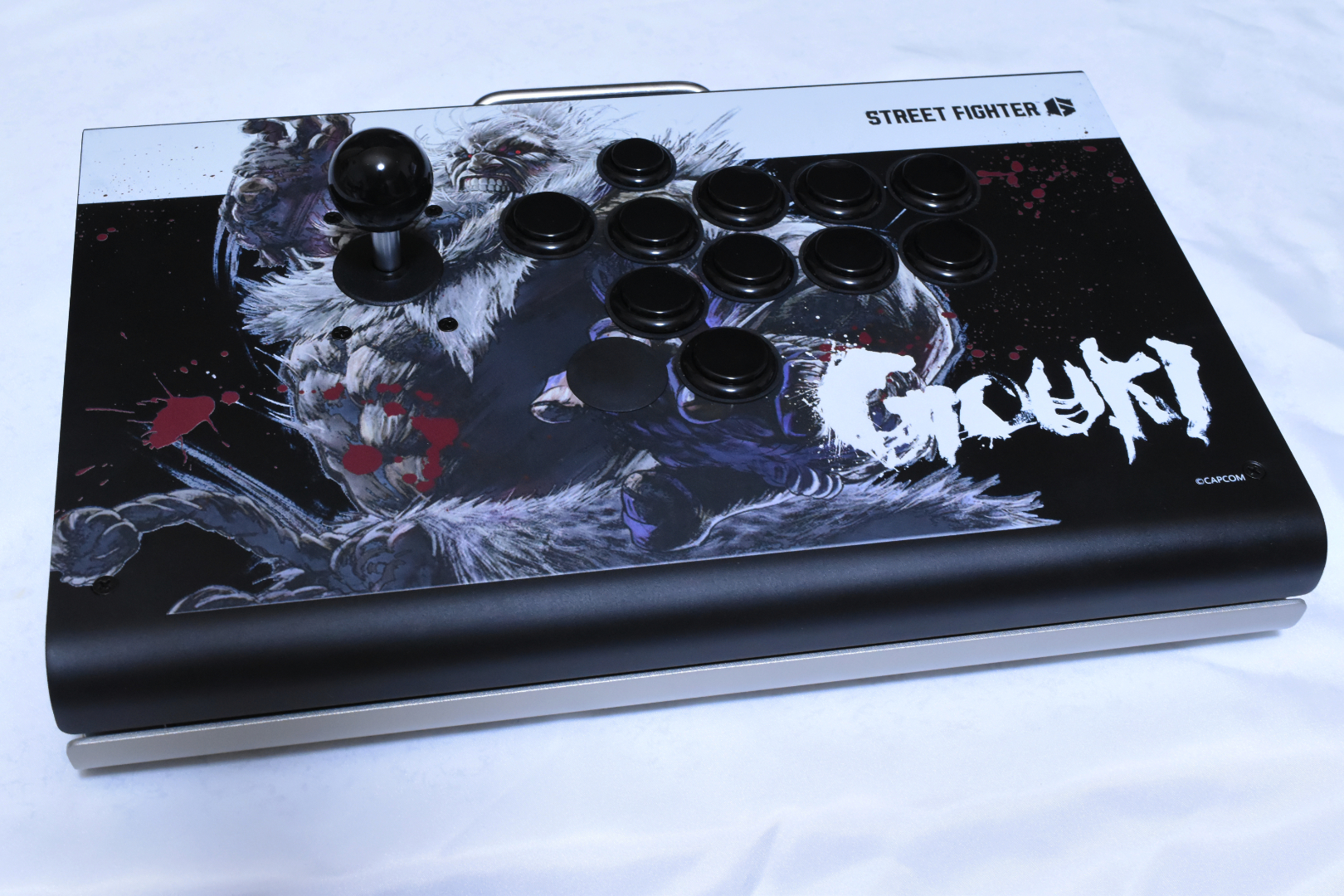 開発中のLサイズ「iO」（パネルは豪鬼モデル）