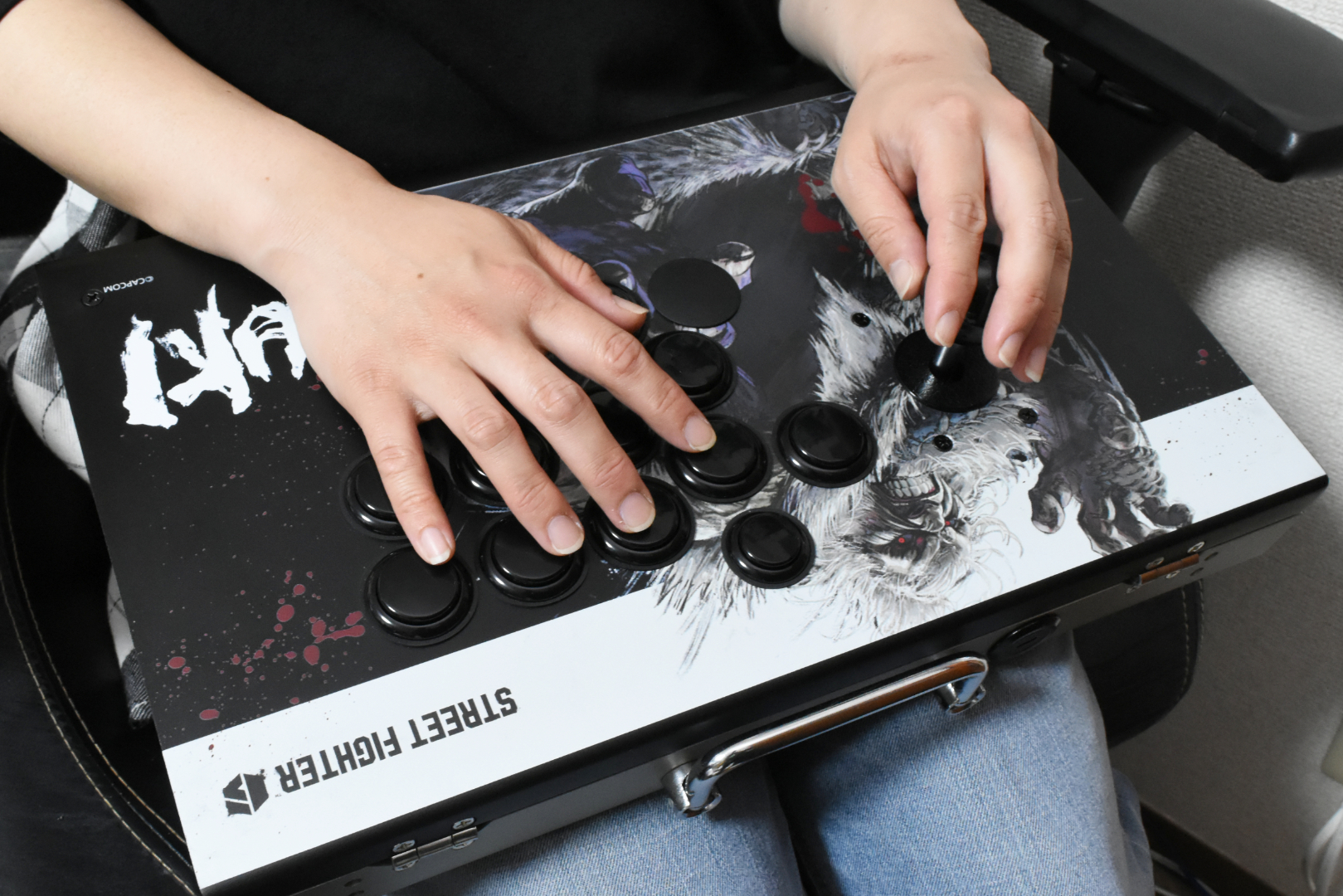 本体が大きくなればもちろん安定性も上がっており、膝上で激しくガチャガチャレバーを動かしてもズレることがない