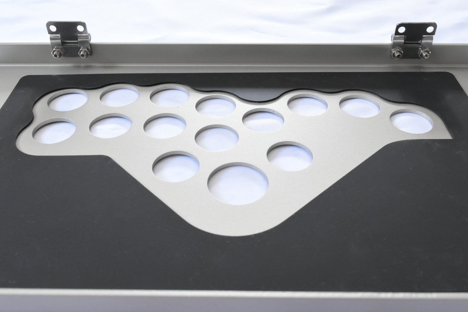 二ヶ所に蝶番を付けたら次の工程だ