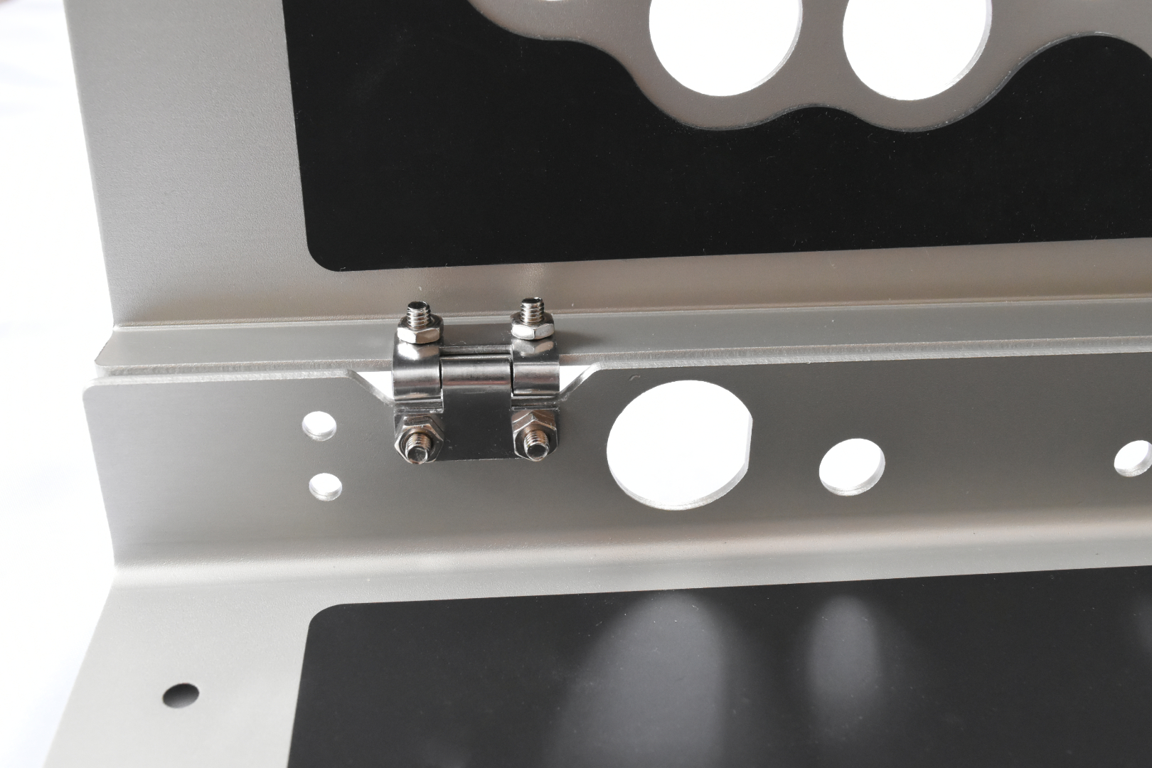 ロアパネル側を二ヶ所ネジとナットで固定。静音シートの曲がり具合は気にしないでもらいたい