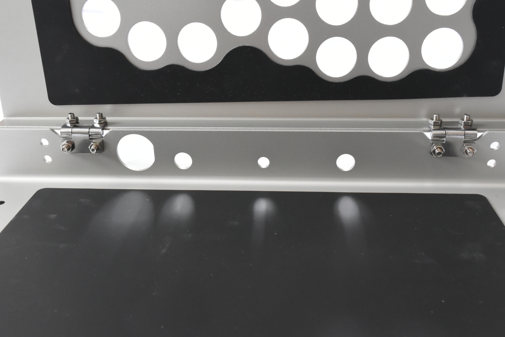 ロアパネル側を二ヶ所ネジとナットで固定。静音シートの曲がり具合は気にしないでもらいたい