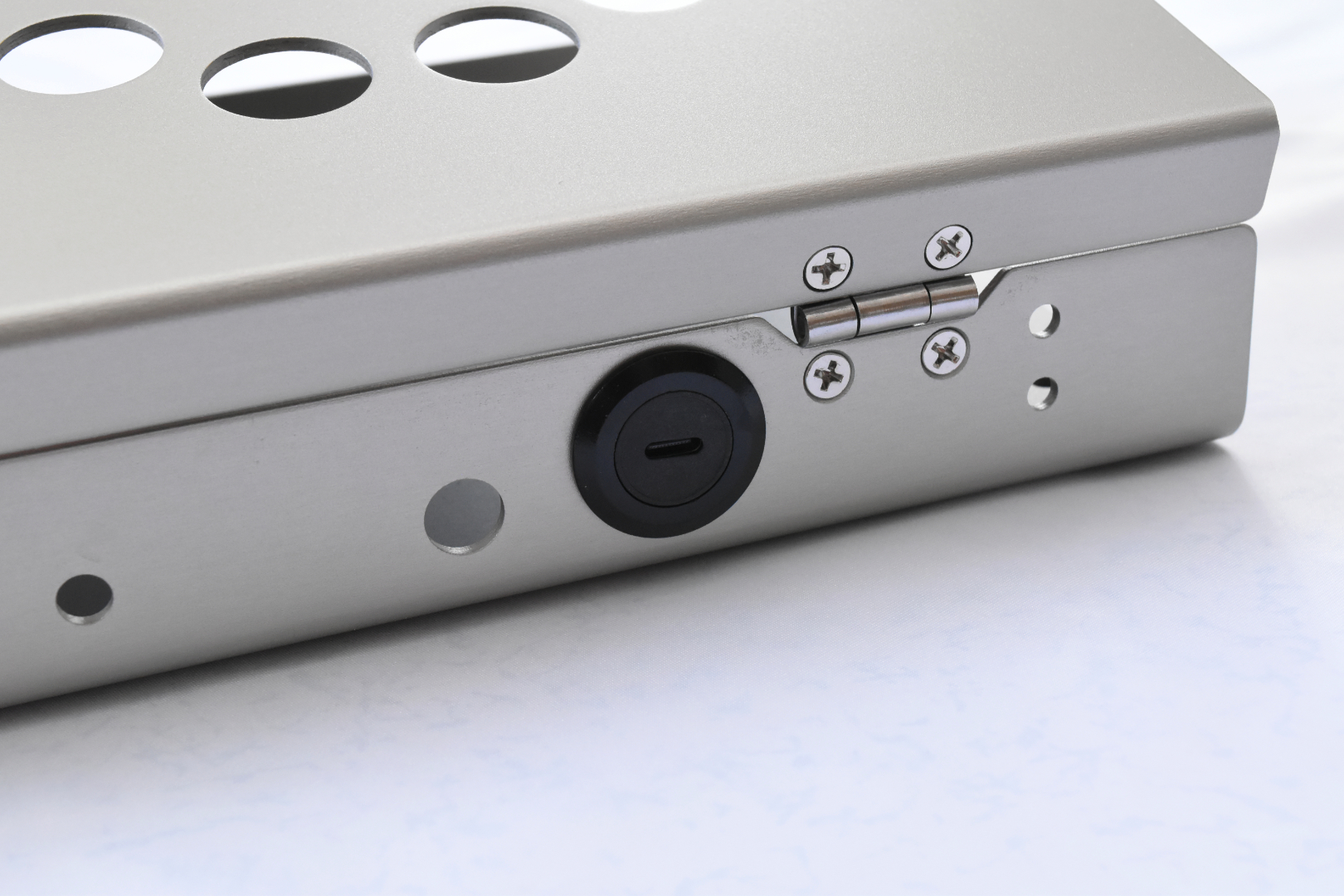 ポートが写真の向きになるようにしてナットを手で回して固定する