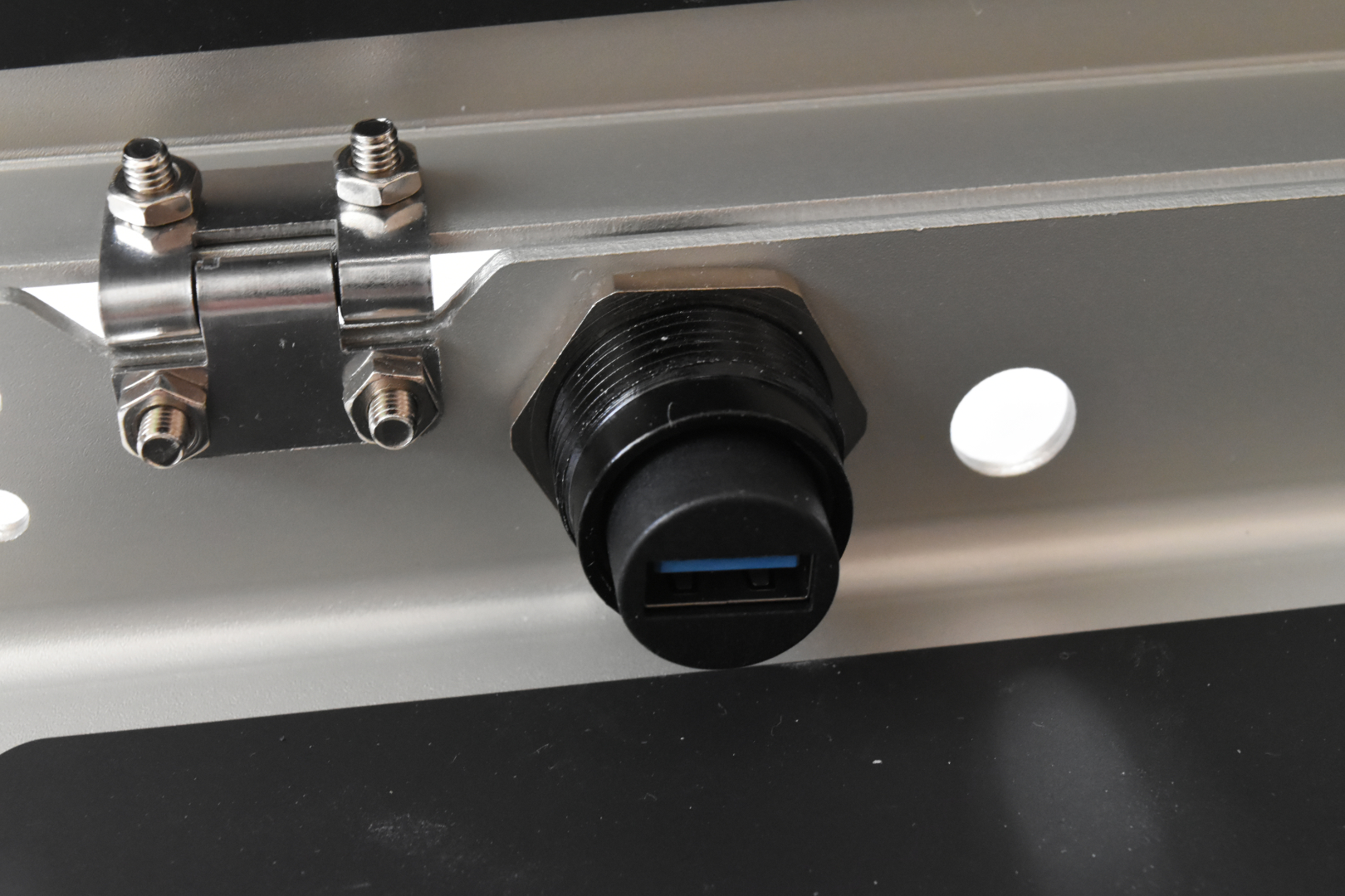 ポートが写真の向きになるようにしてナットを手で回して固定する