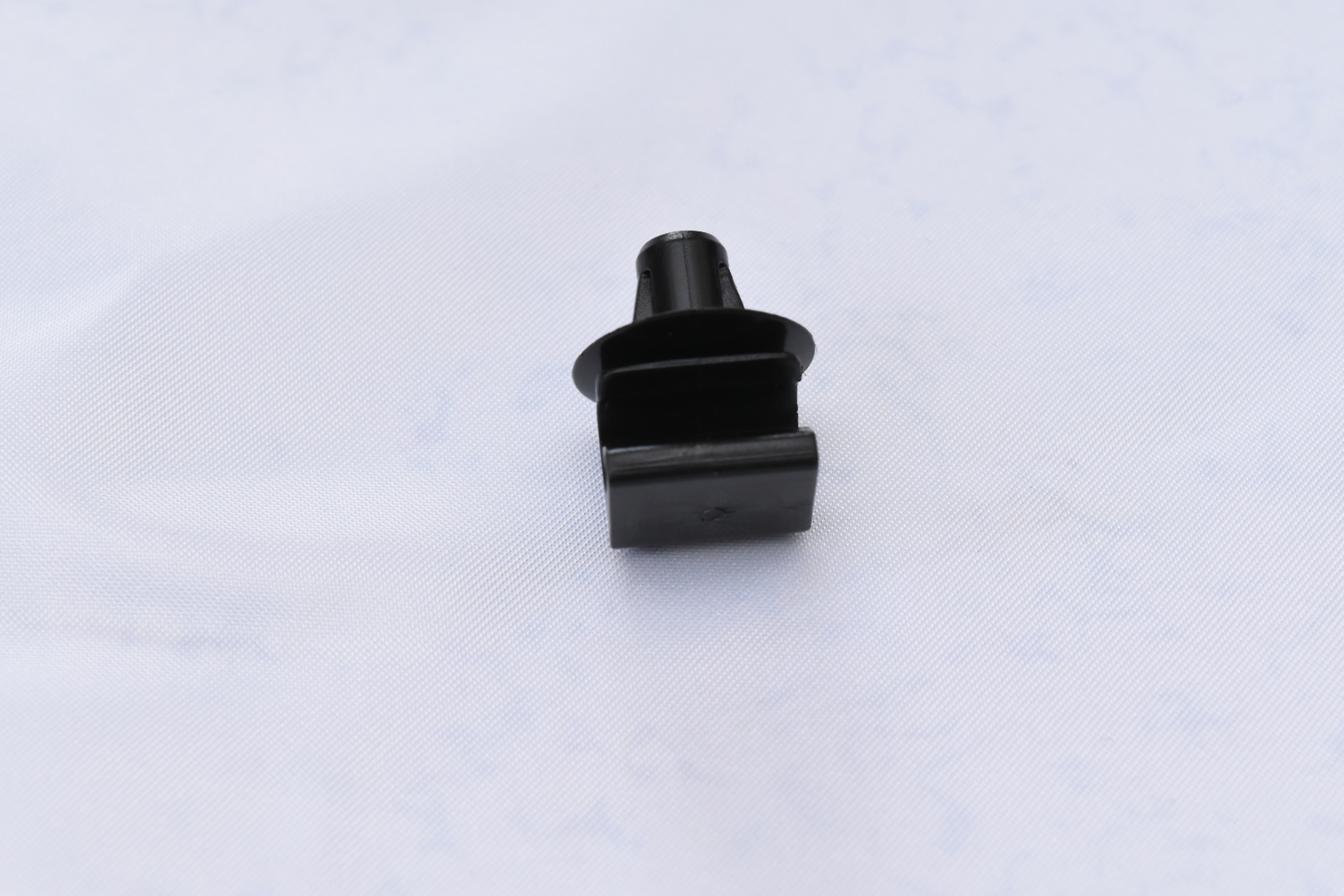 ケーブルフック。これは差し込むだけでしっかり固定される