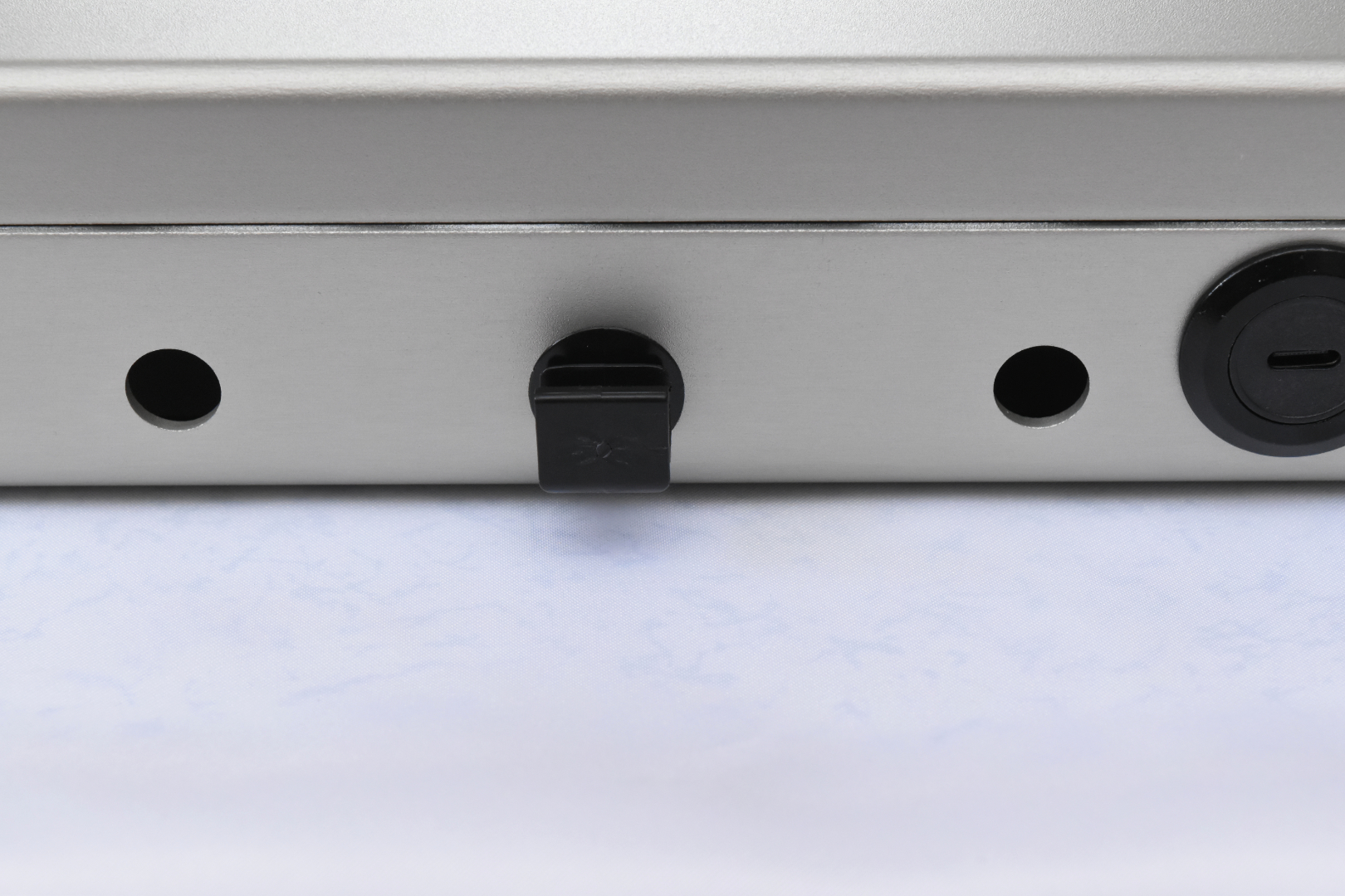 ケーブルフック。これは差し込むだけでしっかり固定される