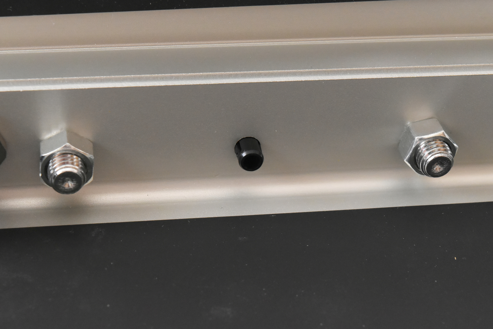 手で回してナットを固定させるのはかなり力がいるのでペンチの使用を推奨