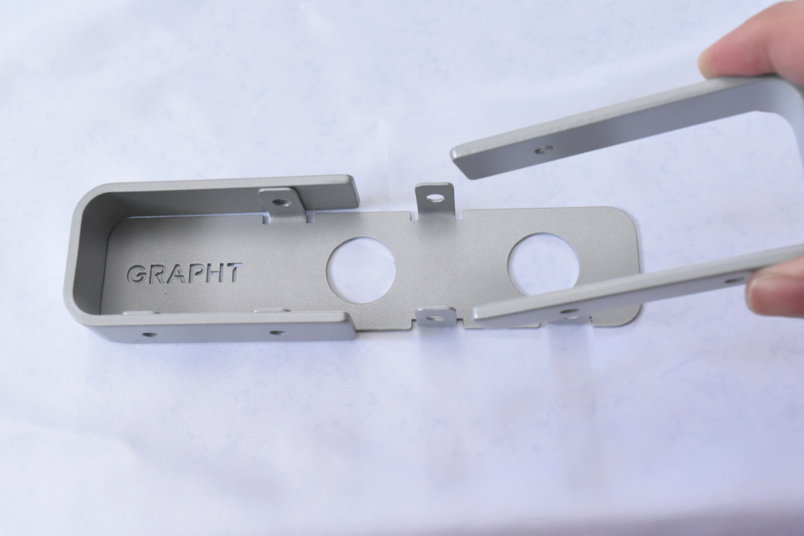 ネジ穴の位置と数を確認して、パーツの向きを間違えないようにしよう