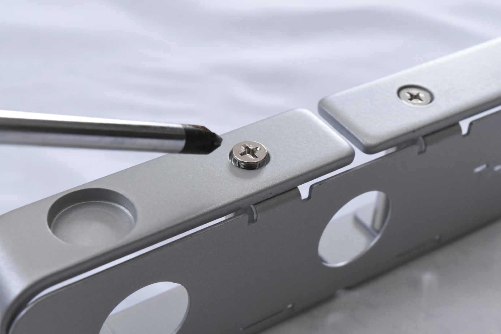 柱になるピラーはドライバーを使って固定