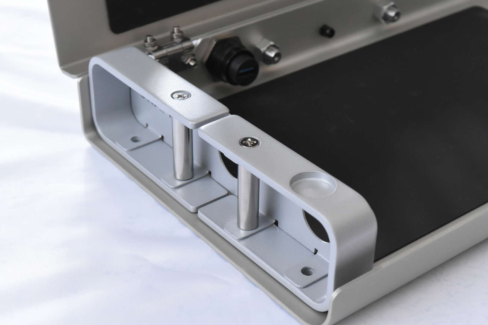 まずは両方のネジ穴が合うように位置を調整