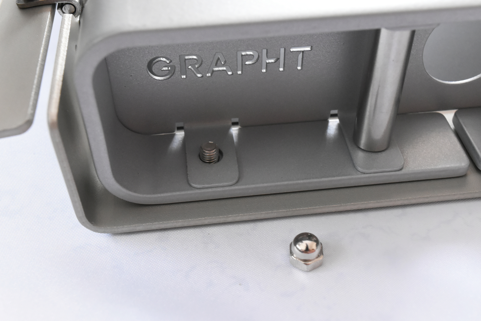 両方の穴にネジが通ったらナットを手で回し、最後はドライバーでしっかり固定