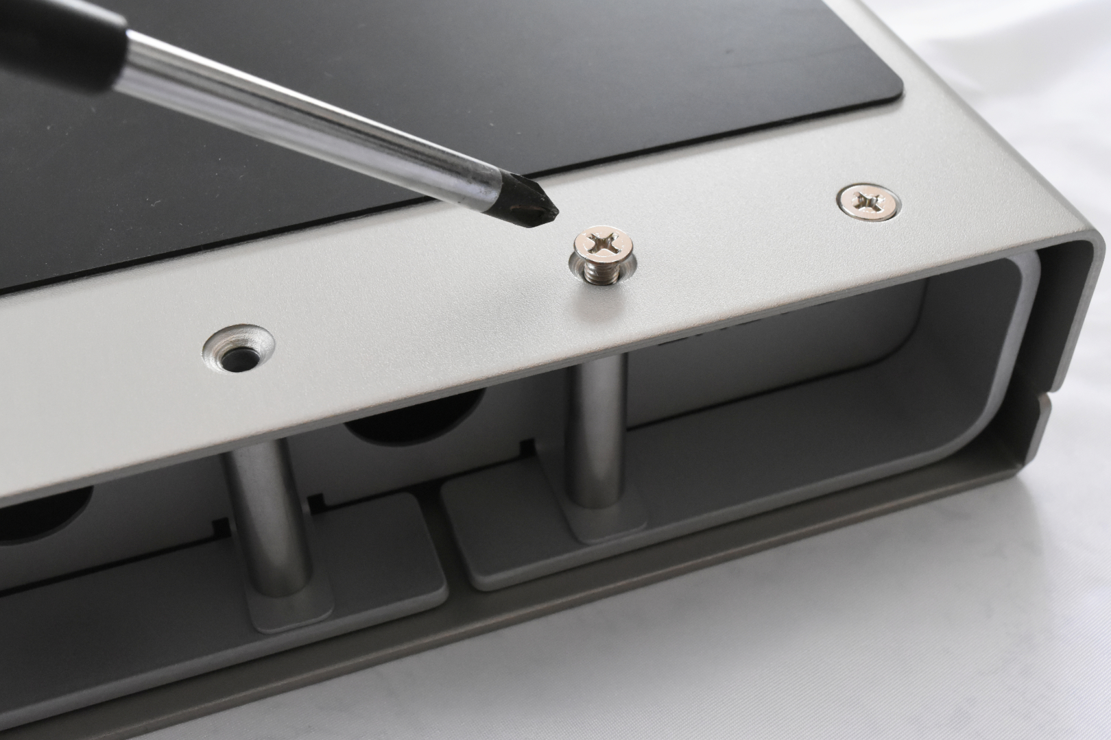 両方の穴にネジが通ったらナットを手で回し、最後はドライバーでしっかり固定