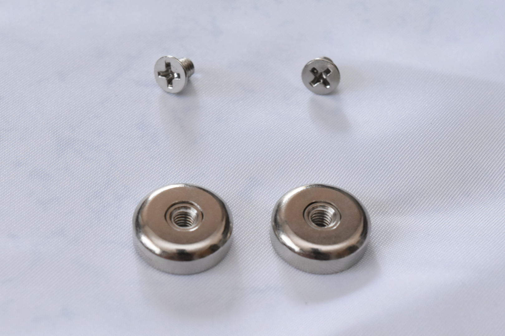 写真を参照に、マグネットの溝がある面が見えるようにトップパネル内側の左右二ヶ所に取り付ける