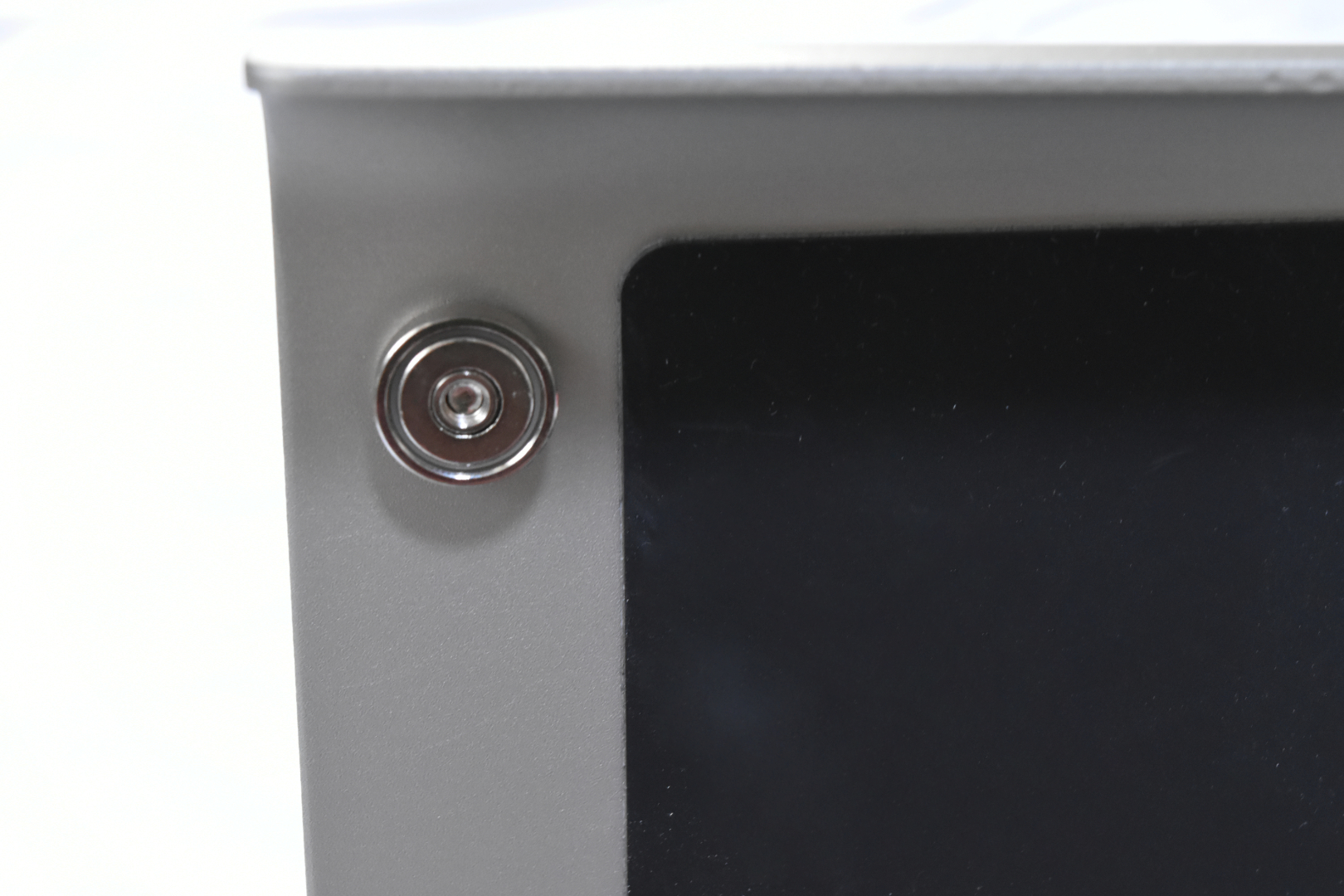 写真を参照に、マグネットの溝がある面が見えるようにトップパネル内側の左右二ヶ所に取り付ける