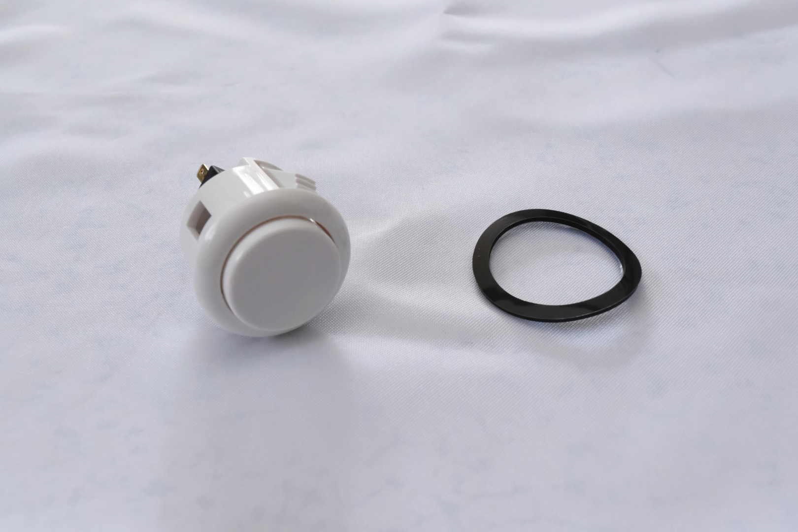 ボタンの下からシリコンリングを通す