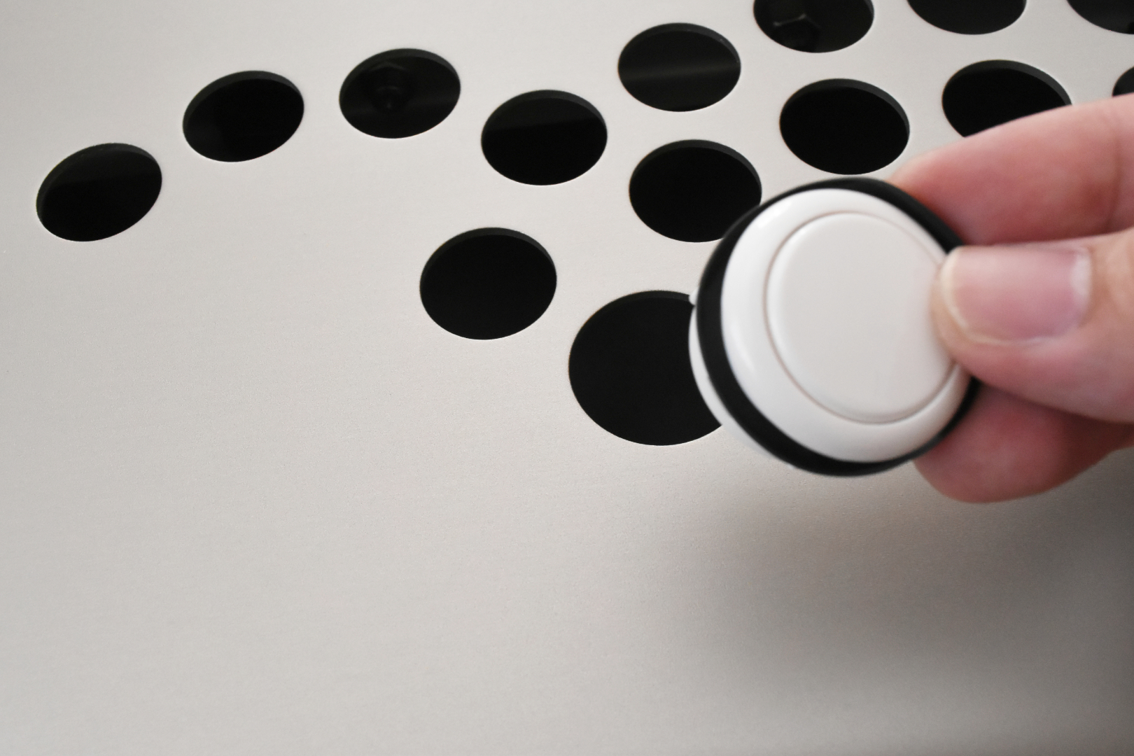 初めは固過ぎて壊れるんじゃないかとビビってしまうが、とにかく力で押し込んでボタンをはめよう