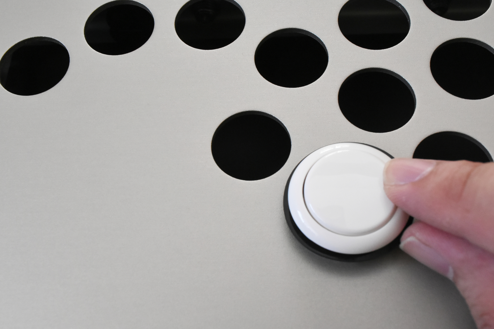 初めは固過ぎて壊れるんじゃないかとビビってしまうが、とにかく力で押し込んでボタンをはめよう