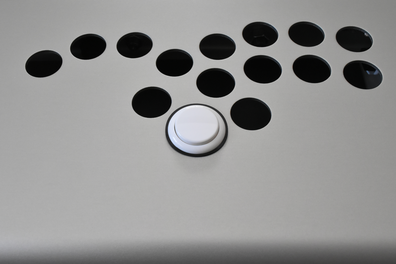 初めは固過ぎて壊れるんじゃないかとビビってしまうが、とにかく力で押し込んでボタンをはめよう