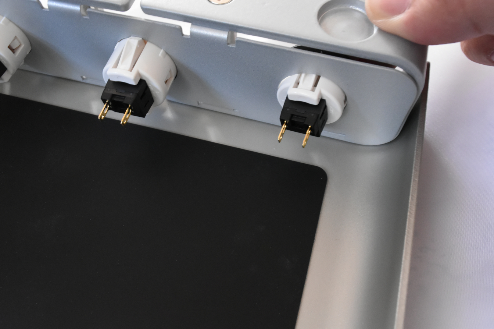 サイドパネルにも同様にパワーで挿し込む