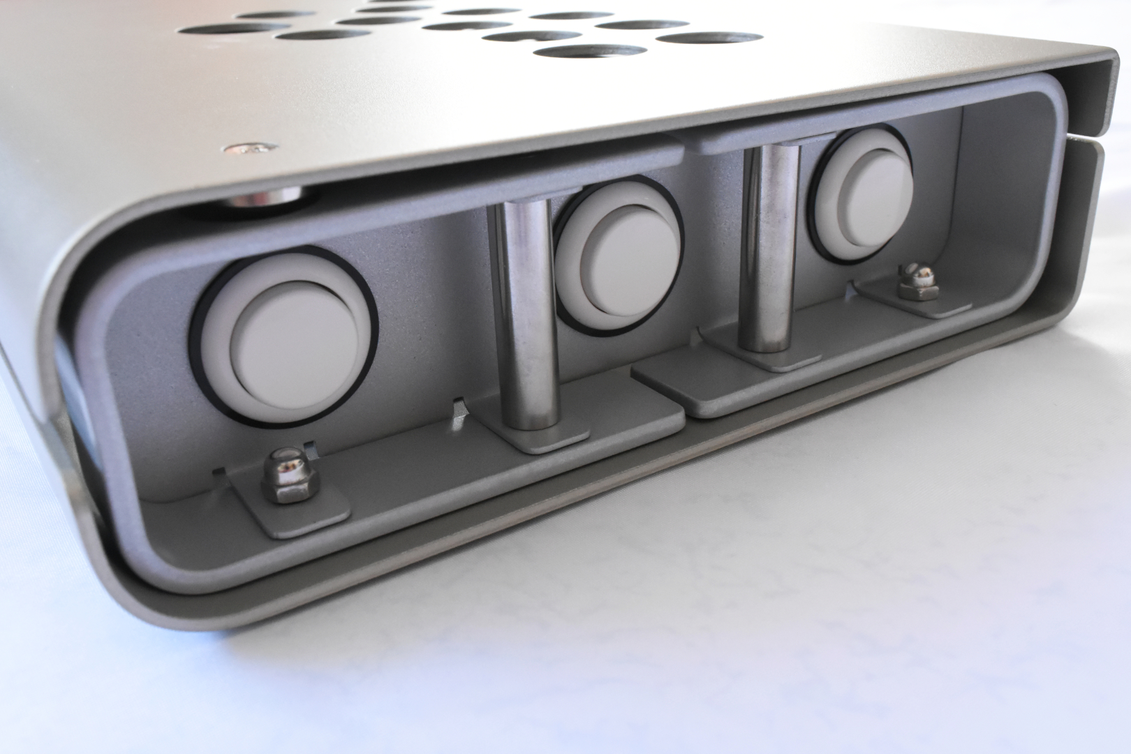 サイドパネルにも同様にパワーで挿し込む