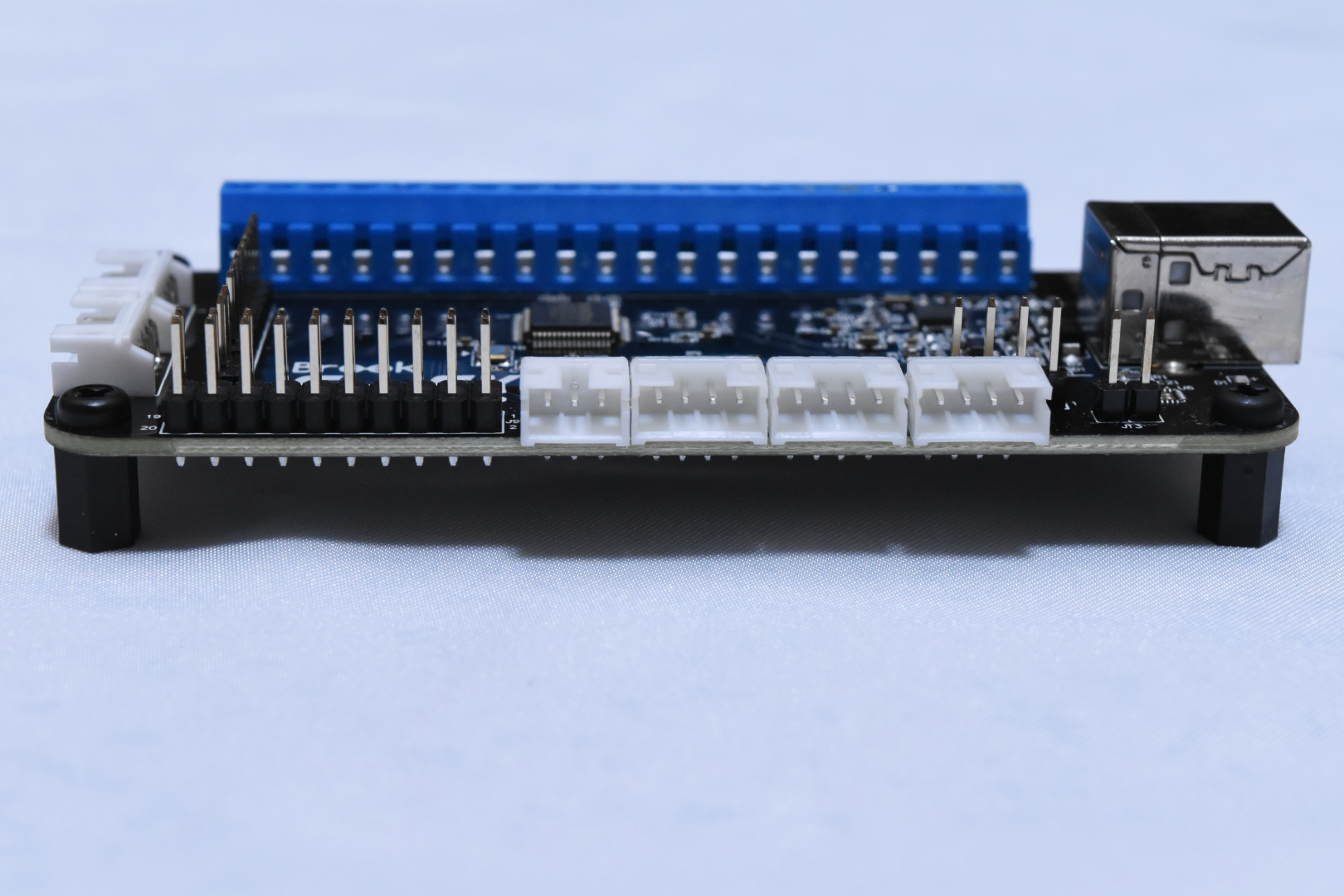 まずは基板にスペーサーを固定