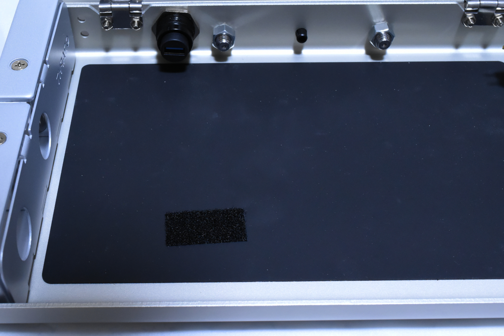 ファスナーで固定しておけば、本体を持ち歩いた際に中で基板が動くことがなくなる