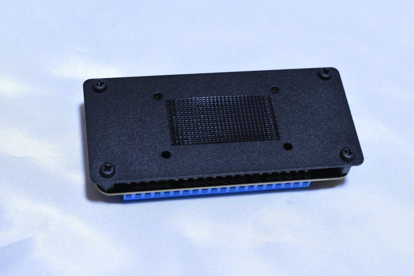 ファスナーで固定しておけば、本体を持ち歩いた際に中で基板が動くことがなくなる