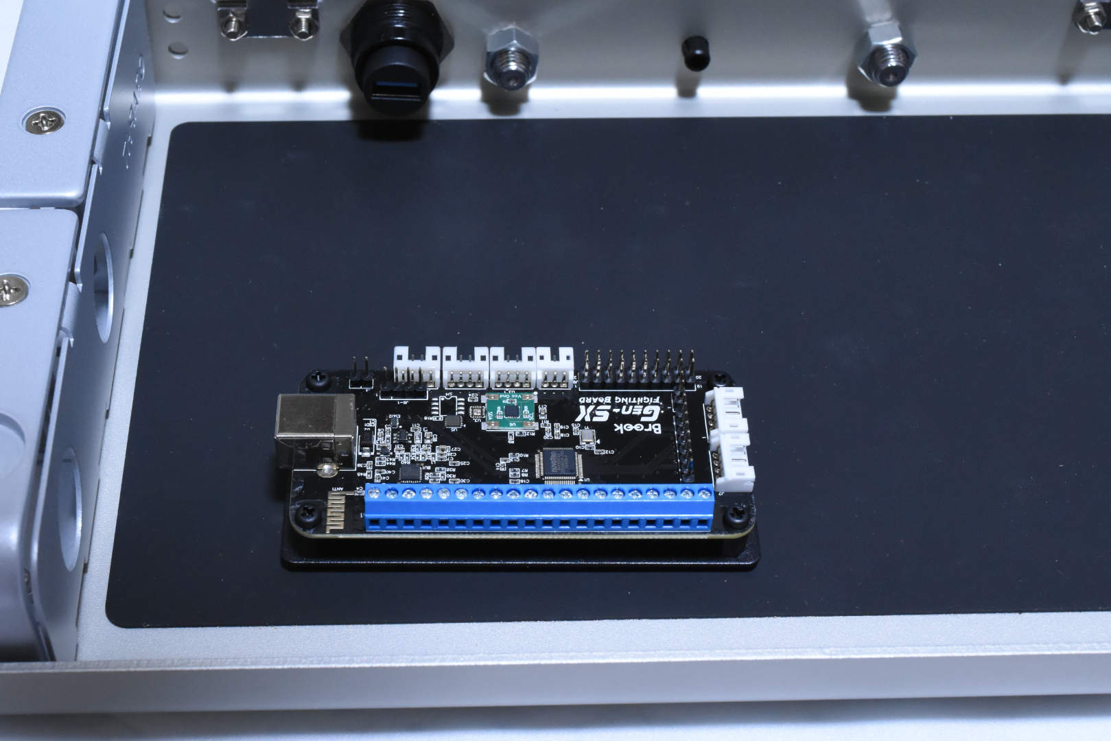 ファスナーで固定しておけば、本体を持ち歩いた際に中で基板が動くことがなくなる