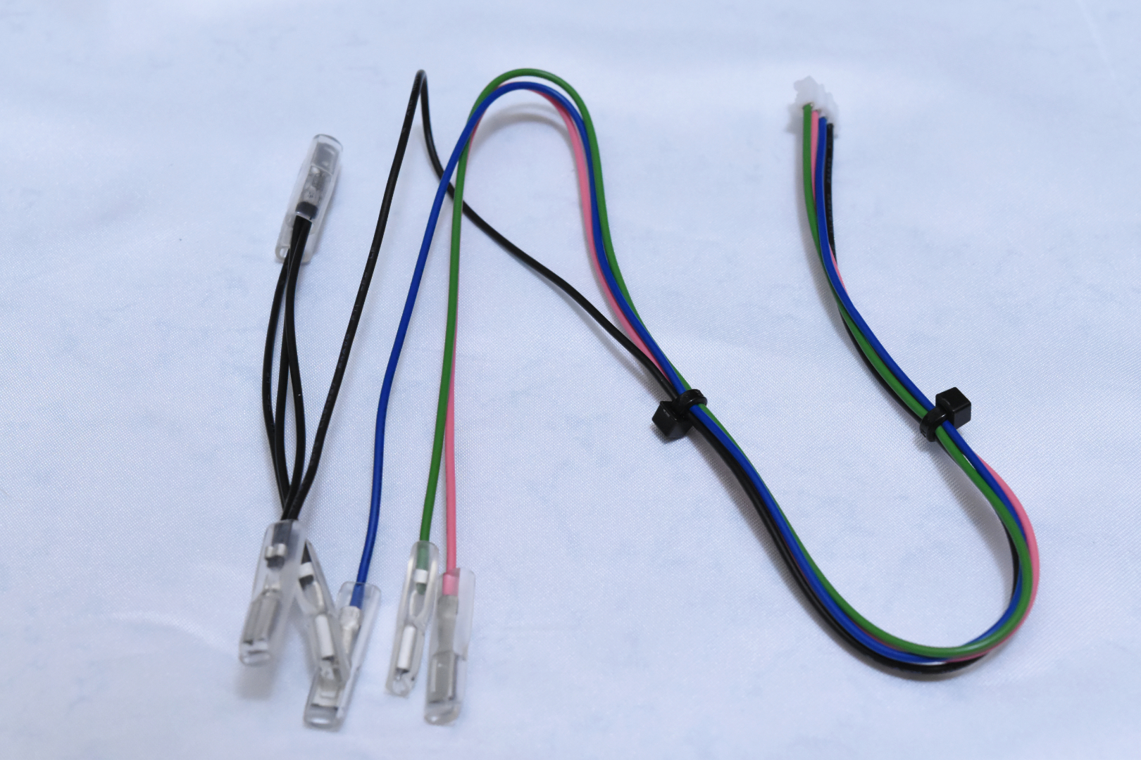 ケーブルを差し込むファストン端子は2つあるが、左右どちらに挿しても大丈夫