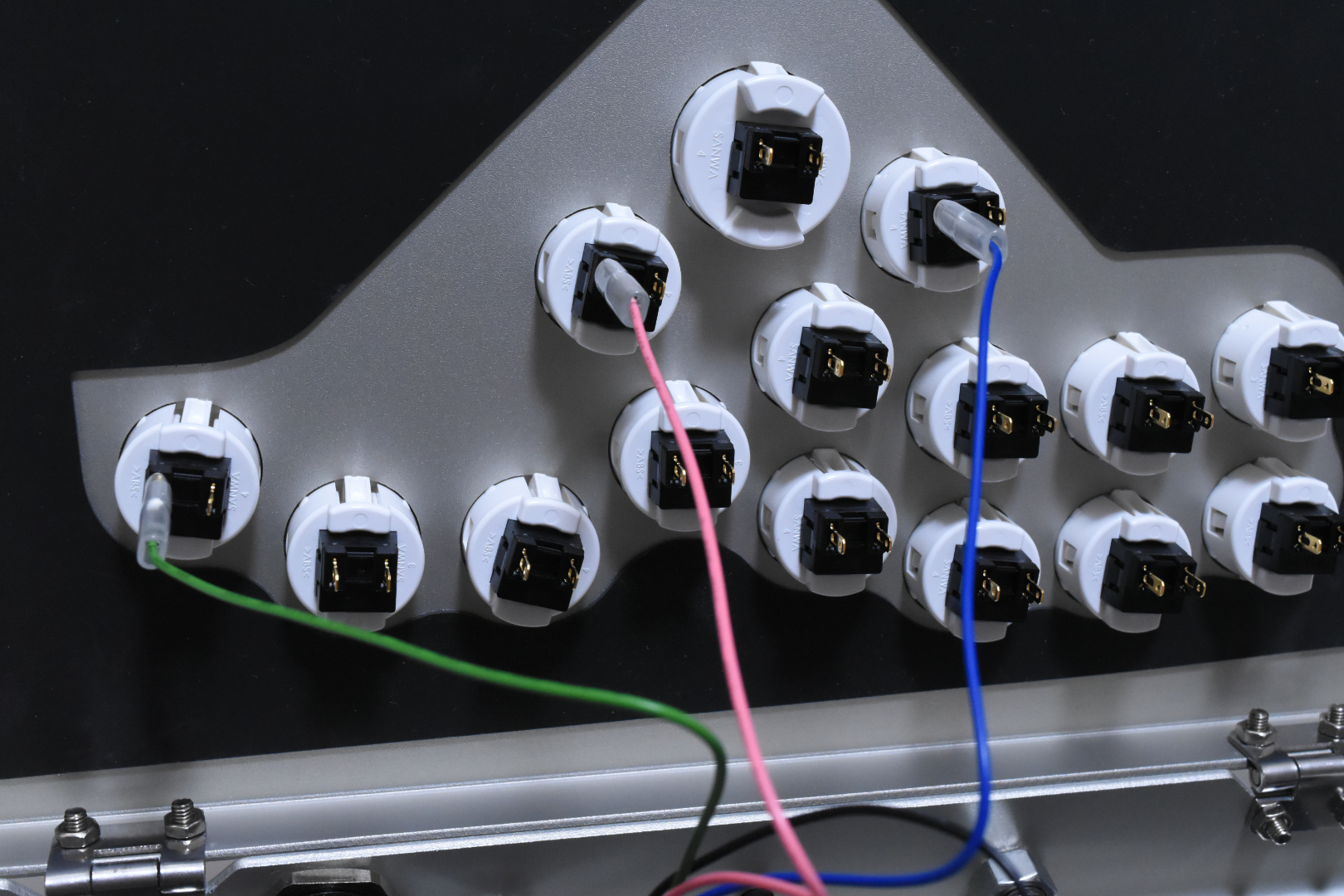 ケーブルを差し込むファストン端子は2つあるが、左右どちらに挿しても大丈夫