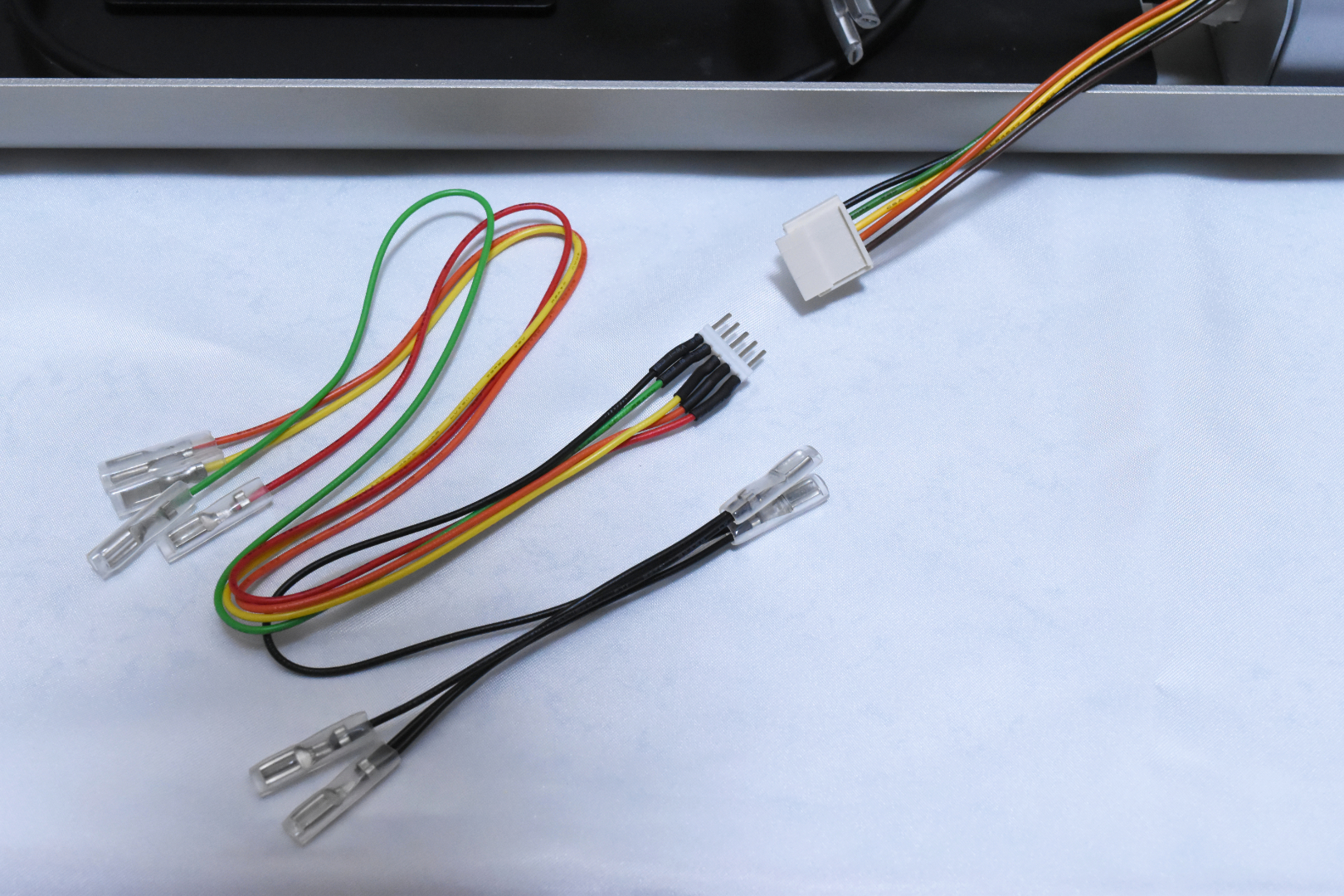 コネクターは差し込むだけで簡単に接続できる