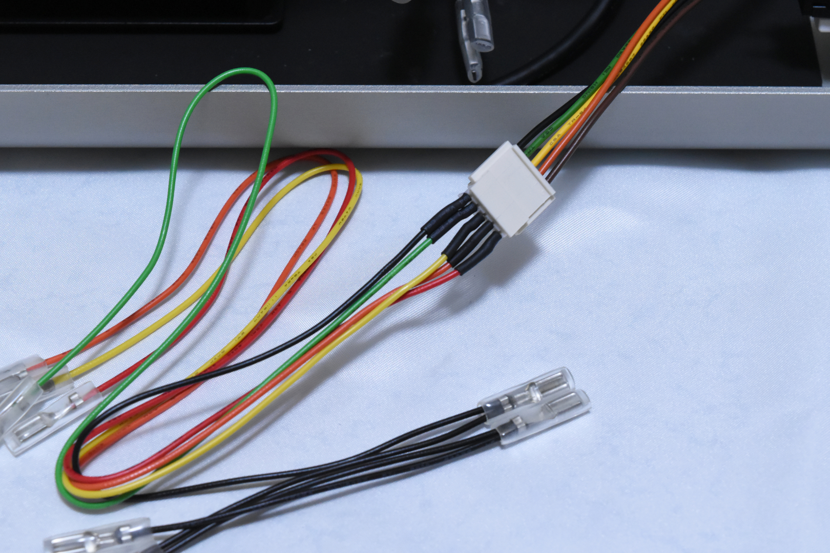 コネクターは差し込むだけで簡単に接続できる