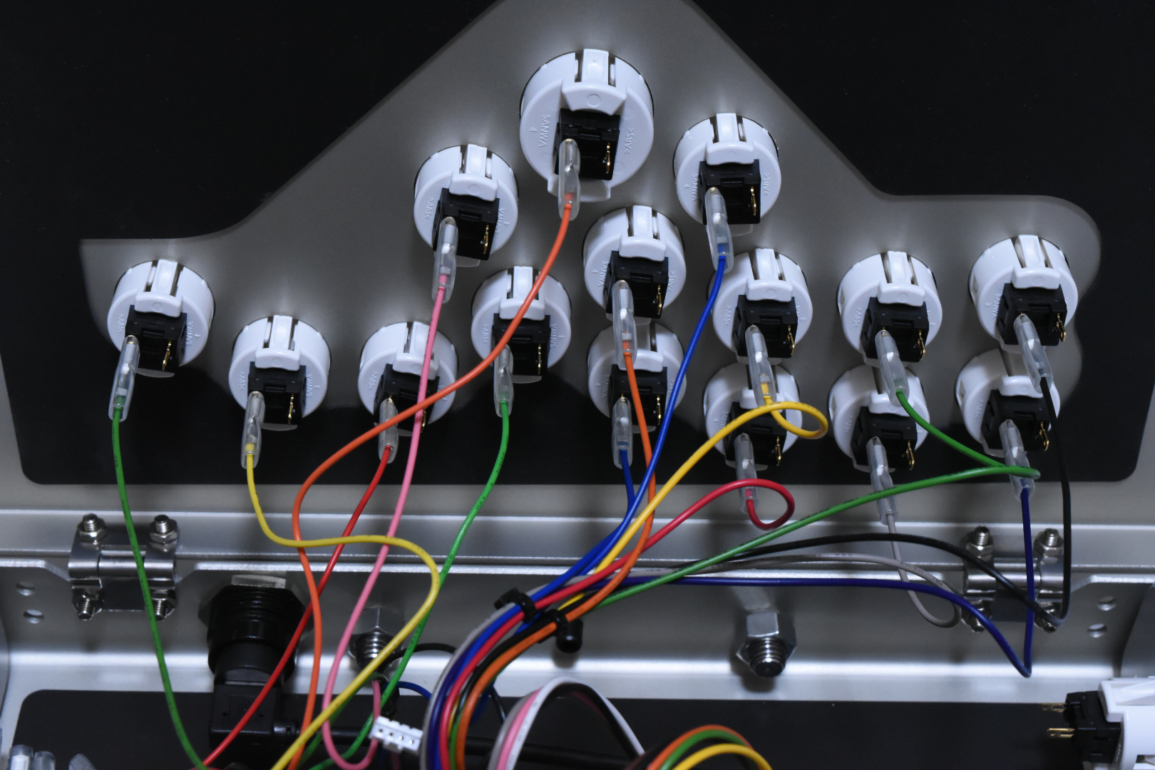 これで移動ボタンと攻撃ボタンのすべてにケーブルが繋がった