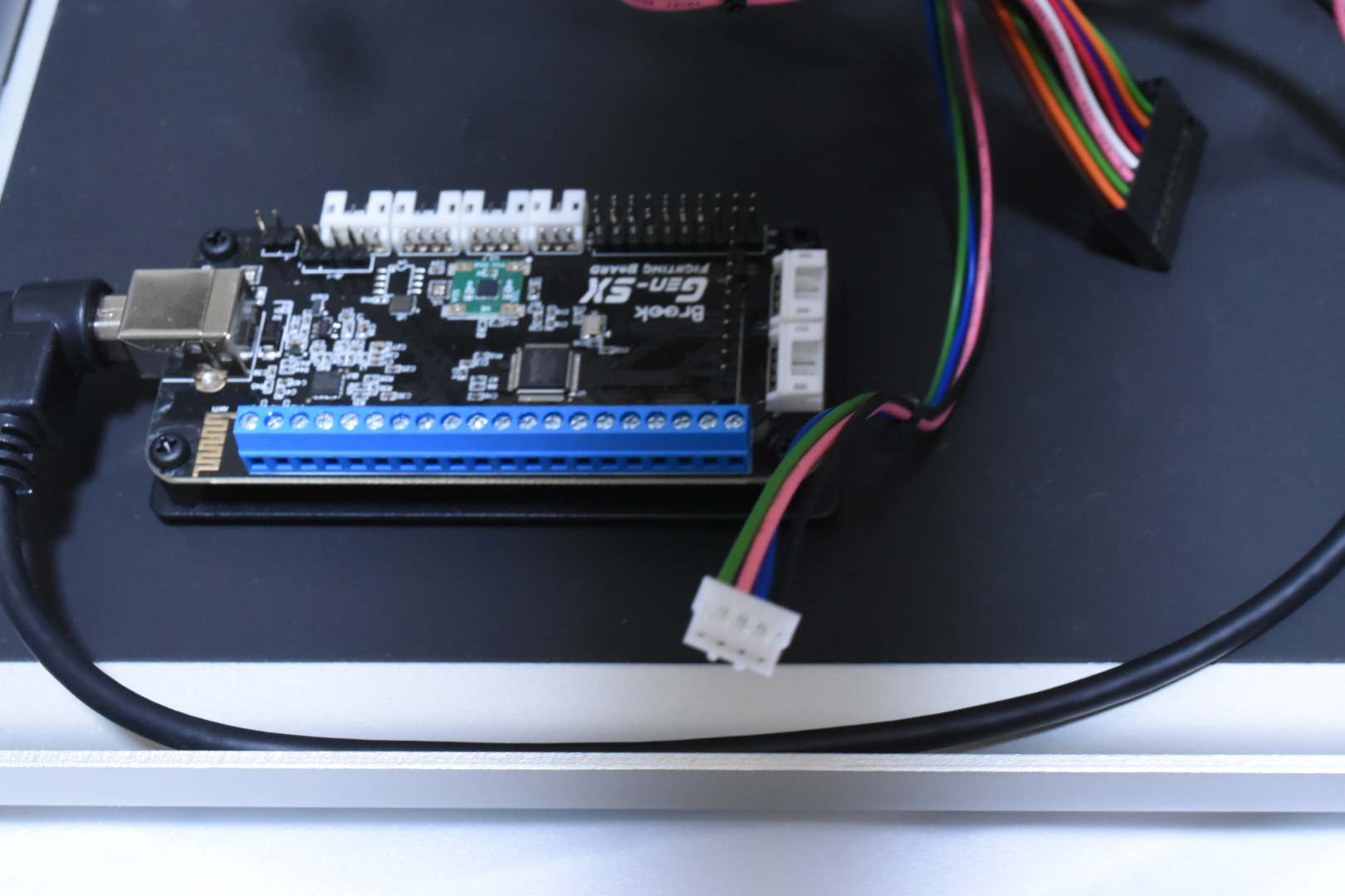 繋ぐ場所はこの通り。これで配線もほぼ完了だ