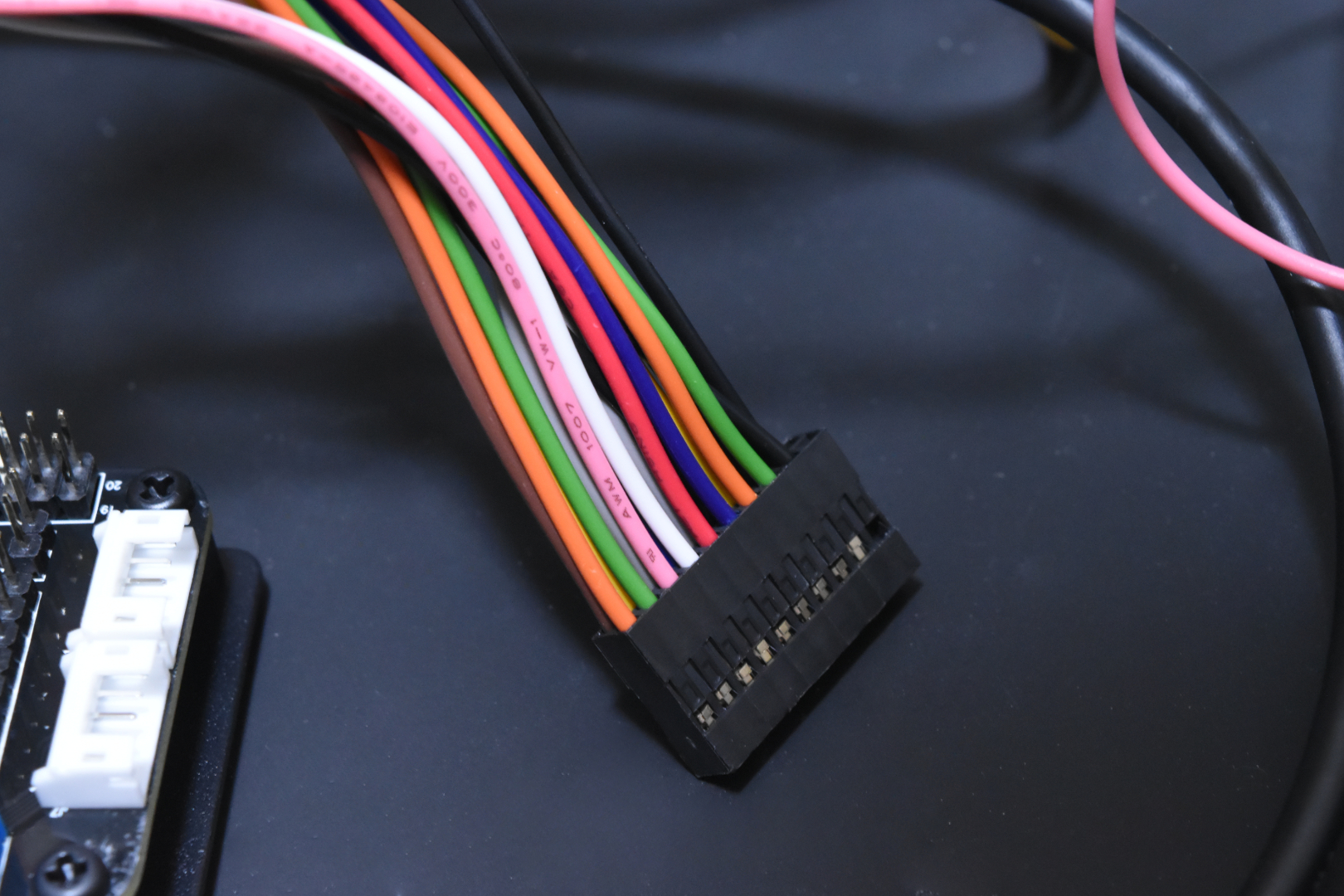 繋ぐ場所はこの通り。これで配線もほぼ完了だ