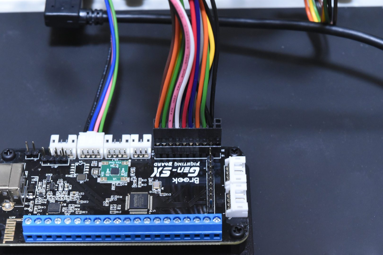 繋ぐ場所はこの通り。これで配線もほぼ完了だ