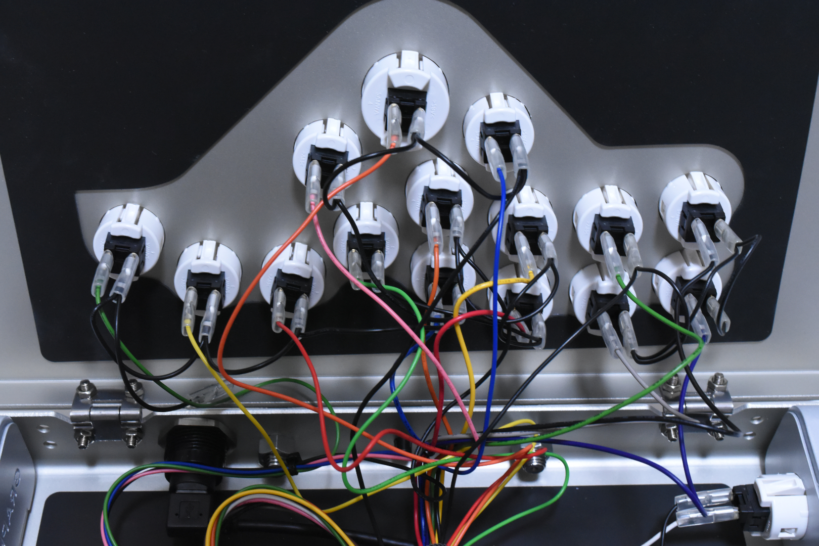 サイドパネルのボタンはオプションボタンなどのサブのボタンになる