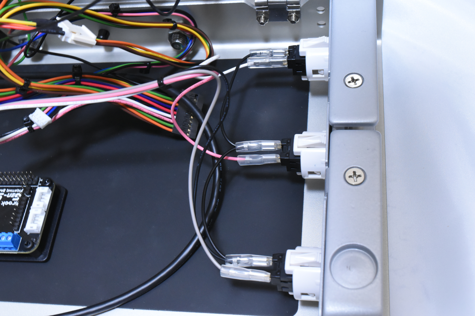 サイドパネルのボタンはオプションボタンなどのサブのボタンになる