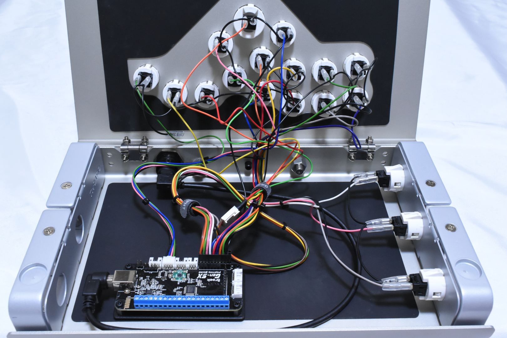 全体の配線。トップパネルを閉めるときはケーブルを挟まないように注意して閉めよう