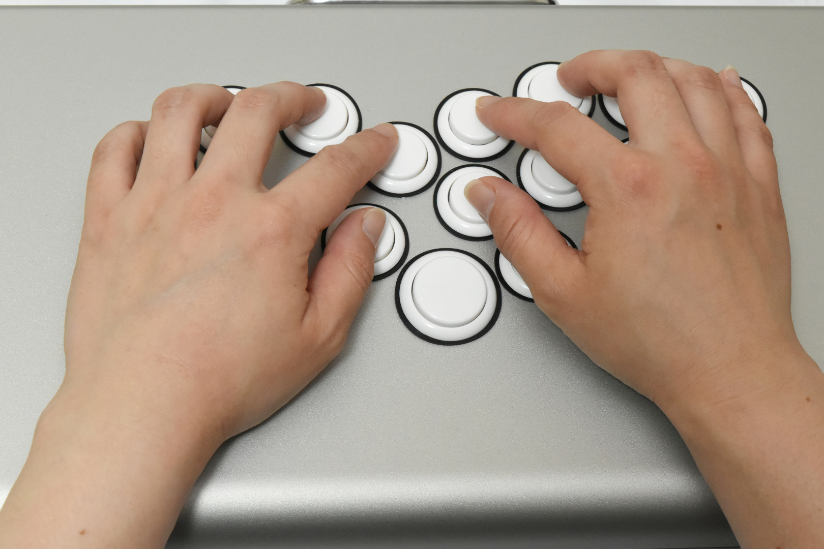 指がボタンに添えられているので、ドライブインパクト確定ポイントにも即座に対応できる