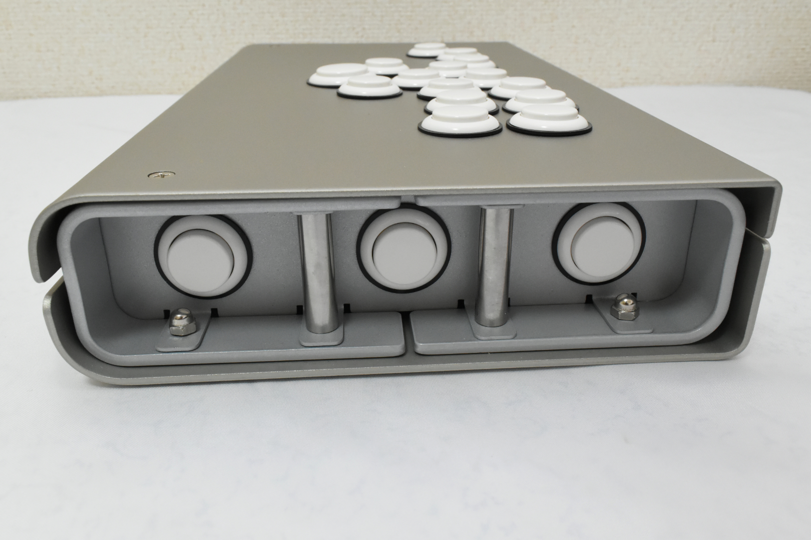 サイドボタン付近は窪みになっており、持ち運び中にボタンをぶつけてしまうなんてこともない