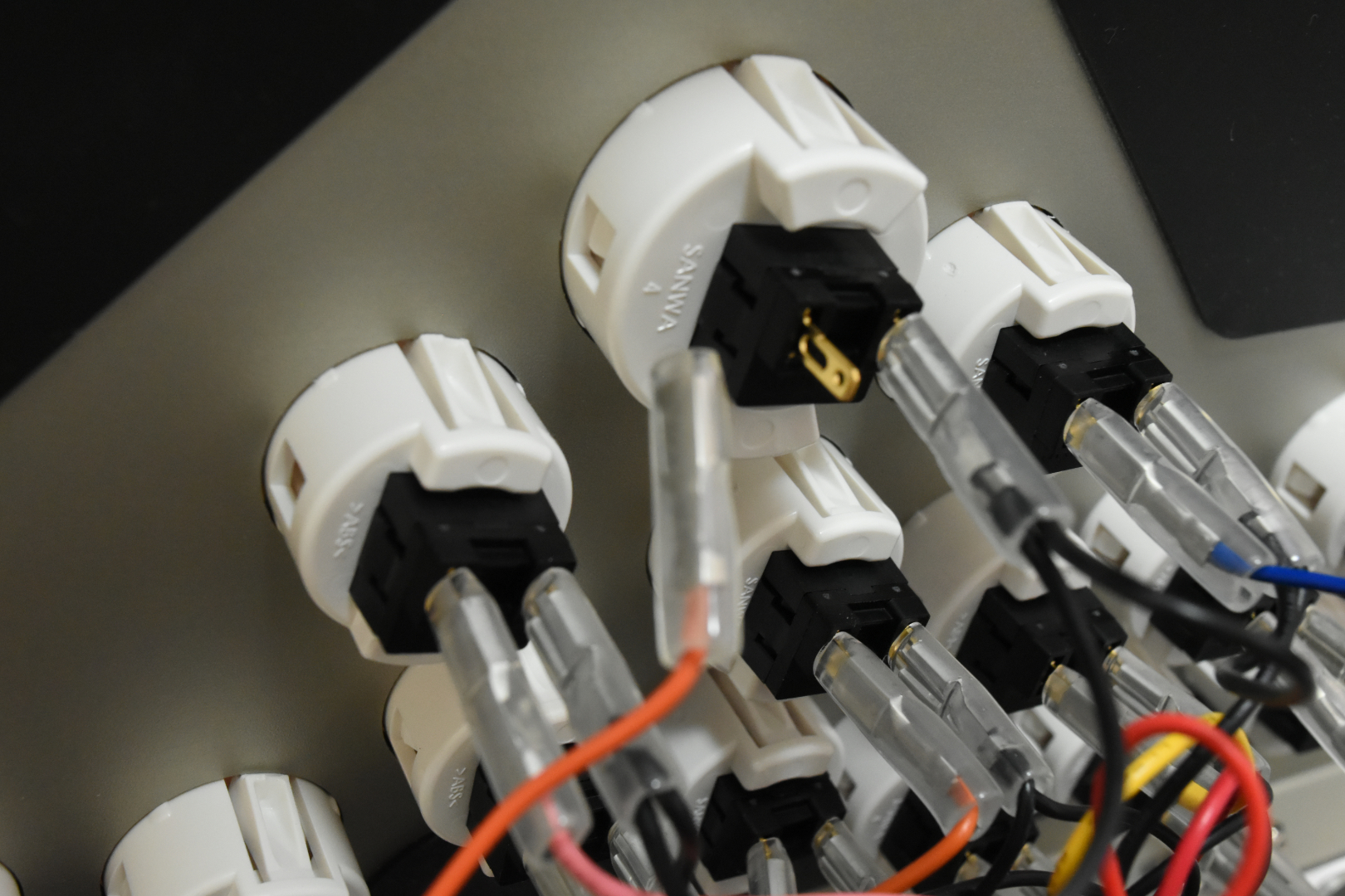 何かの衝撃でケーブルが外れてボタンが効かない――といった場面でもすぐに直すことができる