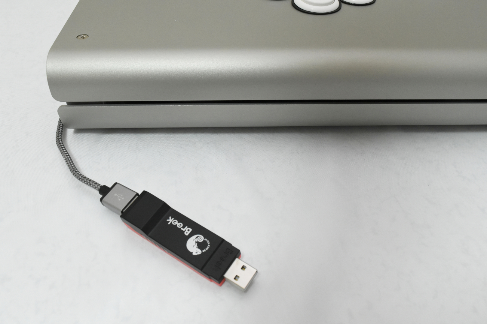 PCにしか対応していない基板の場合、この様にコンバーターを介してハードに接続する形になる。本当ならばUSBケーブルを直にハードに繋げられる方が理想的ではある