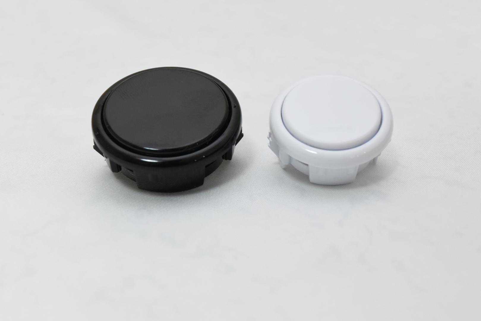 「OneFRAME TE」のボタン。左が30mm、右が24mm