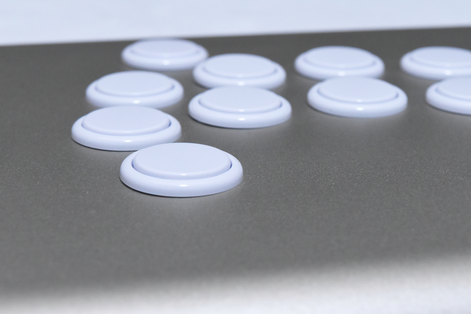 見て分かる通りボタンの高さがほとんどなく、軽い力で瞬時にボタンが反応する強みがある