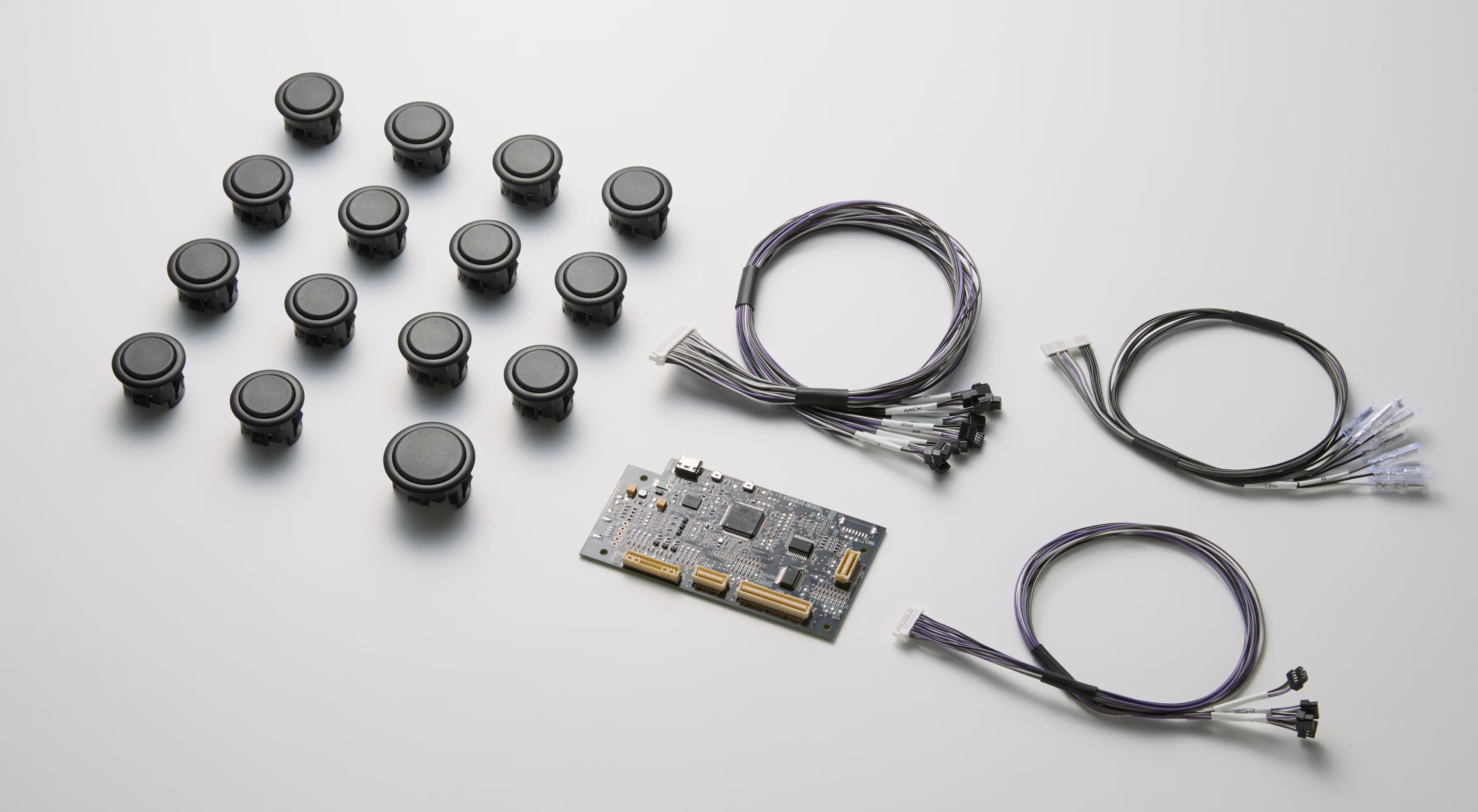 基板、ケーブル、ボタンのすべてが揃っている「ZENAIM ARCADE CONTROLLER BUTTON MODULE KIT」