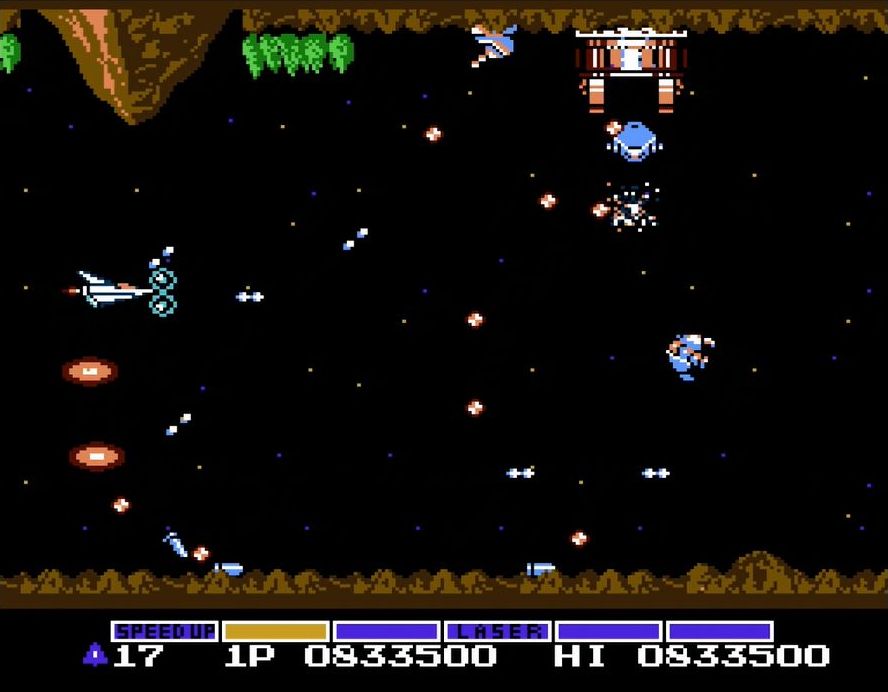 こちらはダブルでフル装備にしたビックバイパー。天井に張り付いた砲台やハッチに対し絶大な威力を発揮する