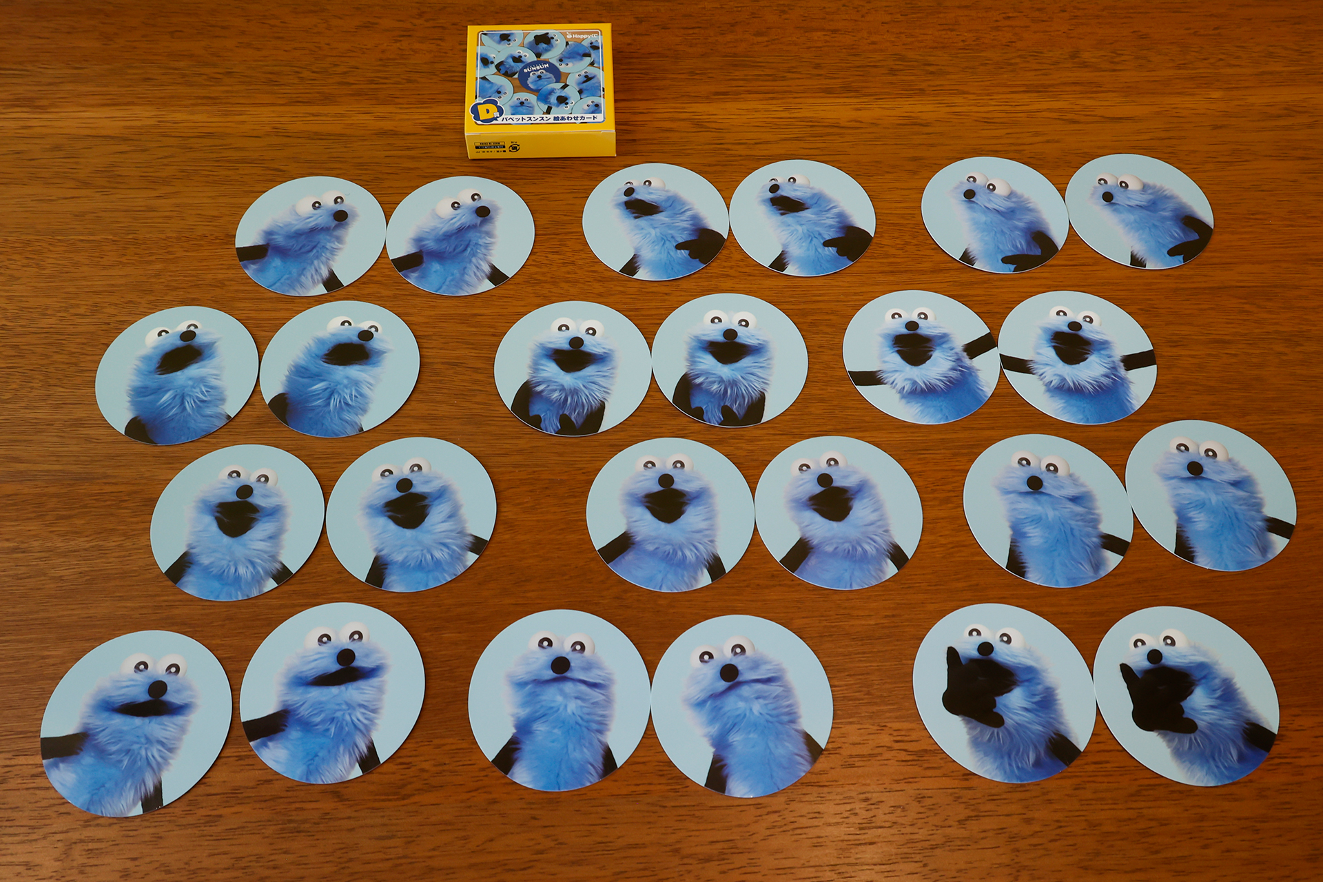 実際に遊ぶときは、全て裏返して場所もシャッフルしてからめくっていきペアを当てていこう